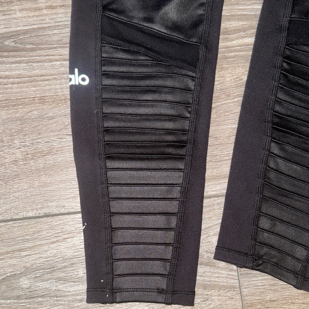 Alo Yoga High-Waisted Leggings with Moto Detailing - Picture 3 of 5